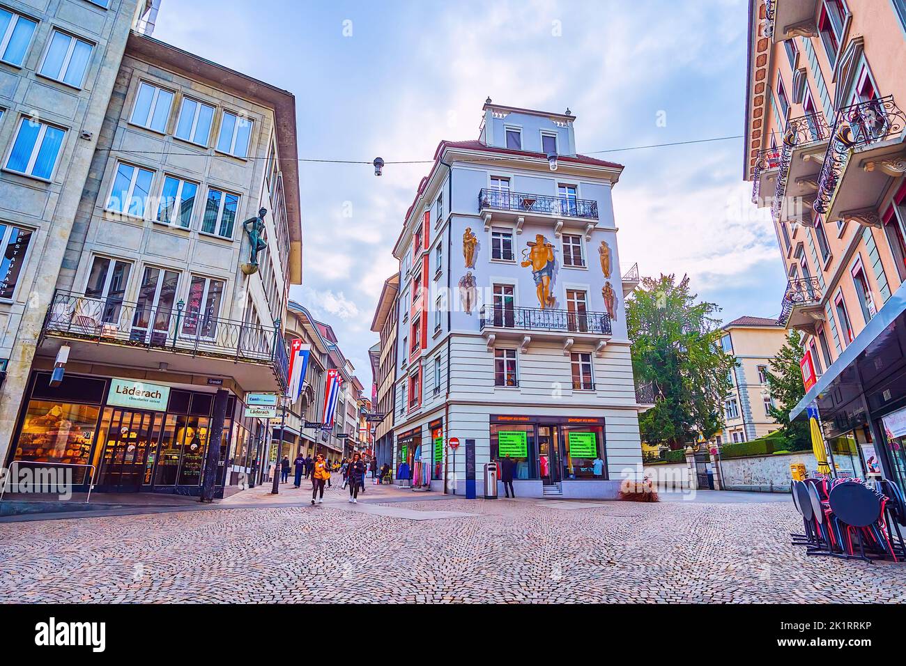 LUCERNA, SVIZZERA - 30 MARZO 2022: Scena urbana in piazza Falkenplatz con case storiche con affreschi, il 30 marzo a Lucerna, Svizzera Foto Stock