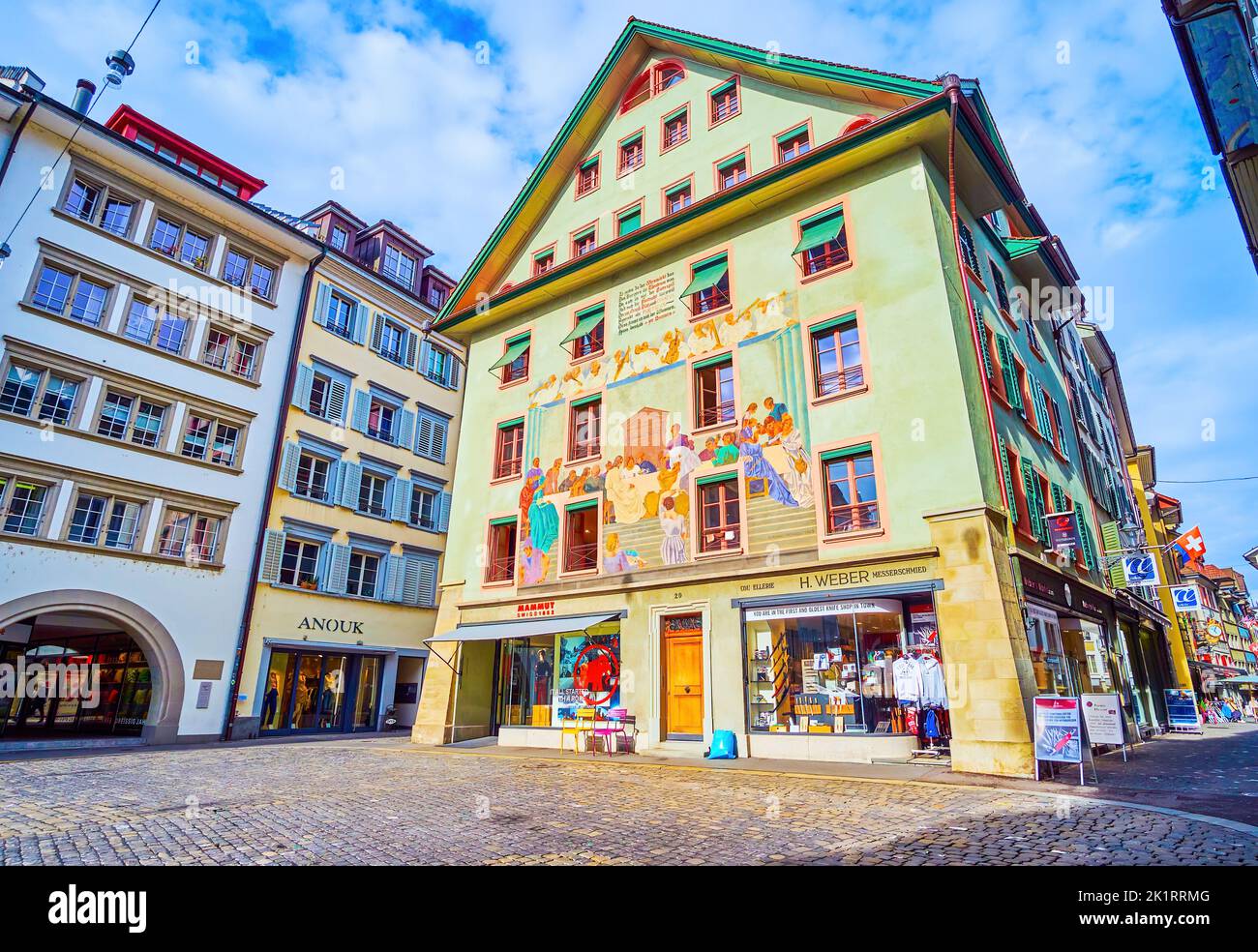 LUCERNA, SVIZZERA - 30 MARZO 2022: Facciata di una vecchia casa cittadina su piazza Weinmarkt con grande affresco, il 30 marzo a Lucerna, Svizzera Foto Stock
