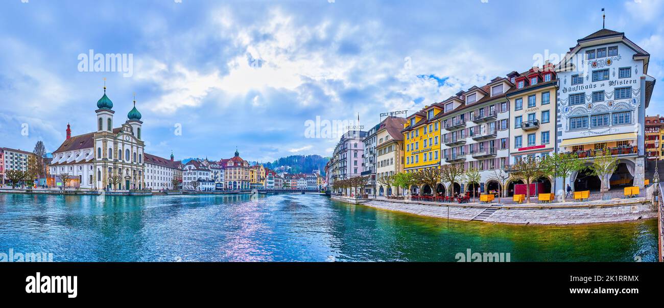 LUCERNA, SVIZZERA - 30 MARZO 2022: Panorama di vecchi edifici sulle rive del fiume Reuss nel quartiere Altstadt, il 30 marzo a Lucerna, Svizzera Foto Stock