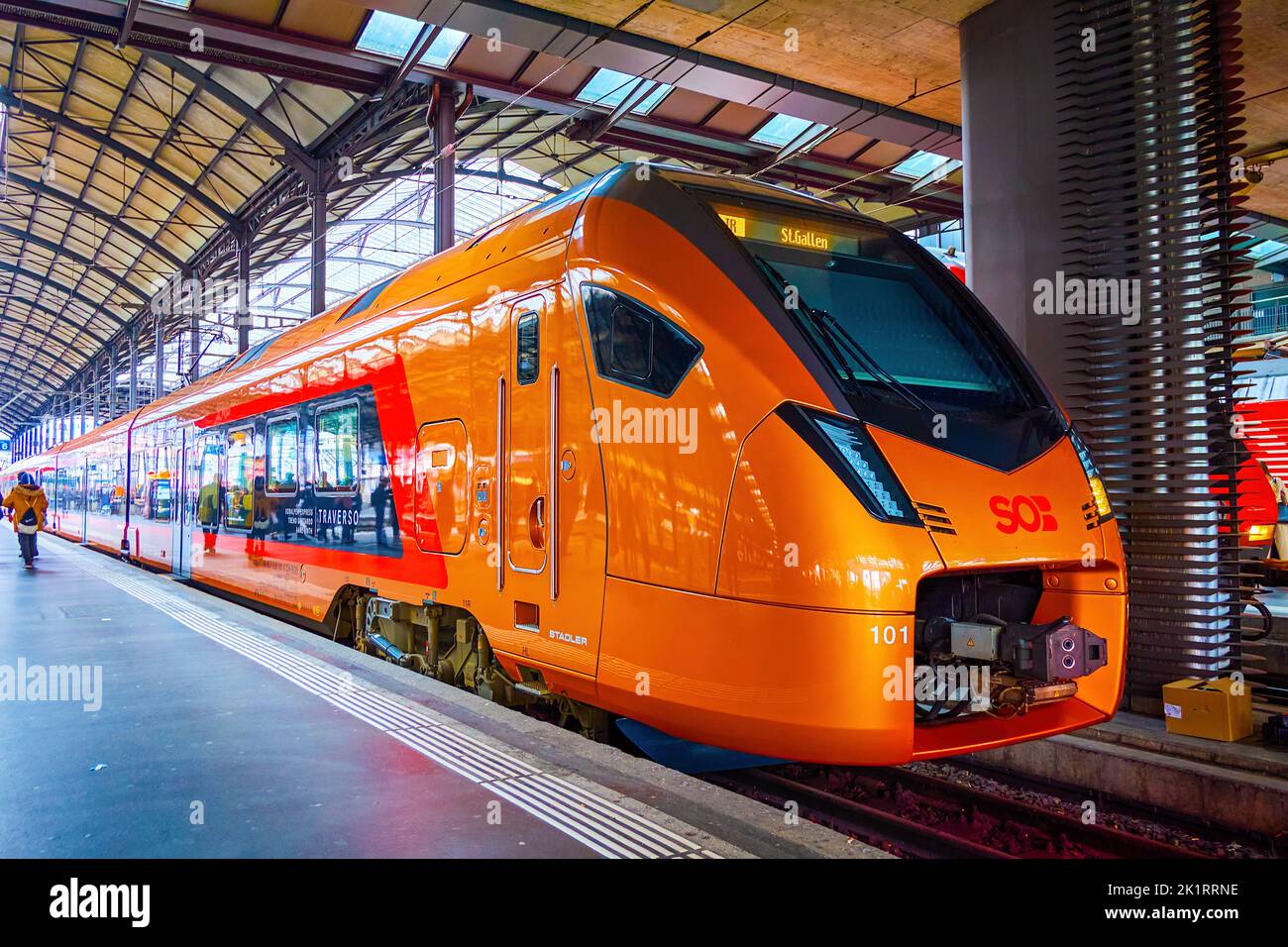 LUCERNA, SVIZZERA - 30 MARZO 2022: Il treno Intercity SOB Express a Lucerna Bahnhof, il 30 marzo a Lucerna, Svizzera Foto Stock