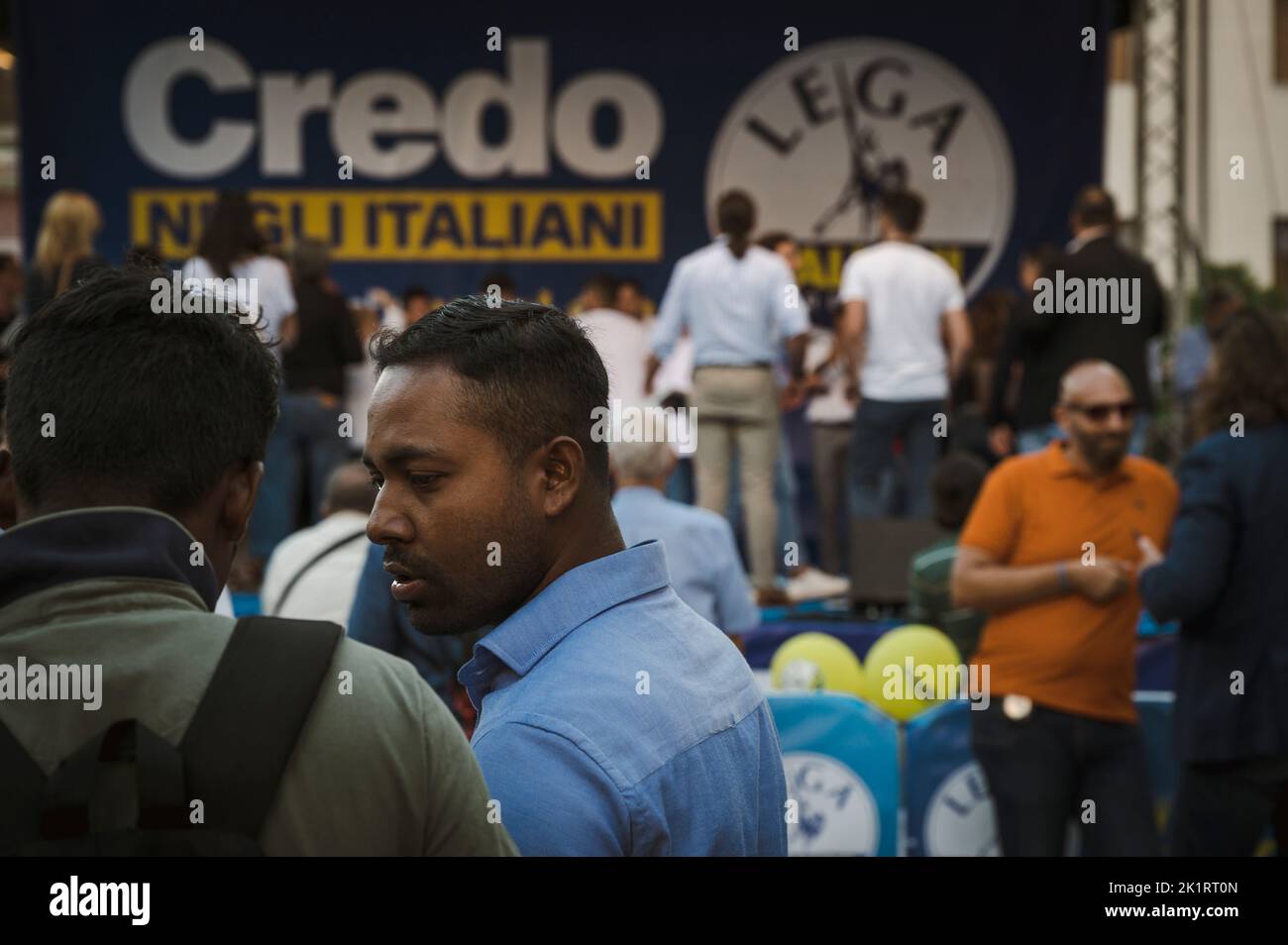 Crotone, Italia. 19th Set, 2022. Uomini di origine asiatica visti al punto d'incontro della Lega. Pochi giorni prima delle elezioni nazionali (25 settembre 2022), Matteo Salvini, leader del Partito Lega, ha partecipato ad un incontro di campagna politica a Crotone. Credit: SOPA Images Limited/Alamy Live News Foto Stock