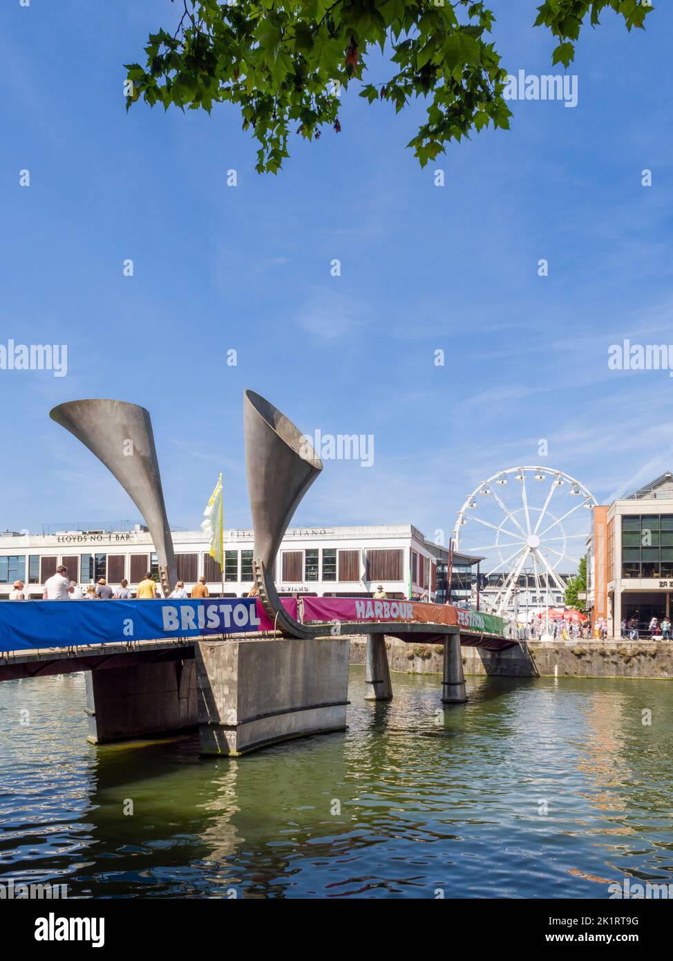 Pero’s Bridge, il ponte di base che attraversa la portata di St Augustine nel porto galleggiante di Bristol durante il Bristol Harbour Festival nel 2022, Inghilterra, Regno Unito. Foto Stock
