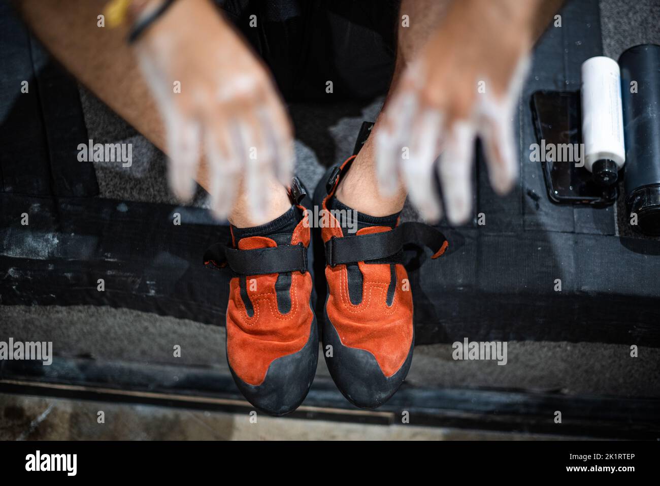 Scarpe da arrampicata e mani ricoperte di polvere di magnesio bianco Foto Stock