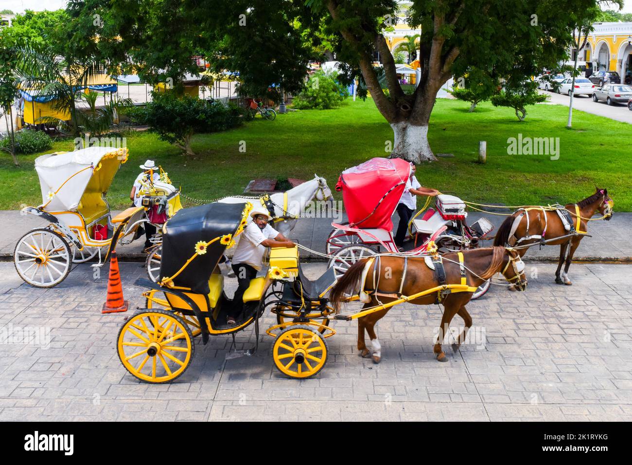 Izamal, carrozze a cavallo per turisti di fronte al Convento di San Antonio de Padova Foto Stock