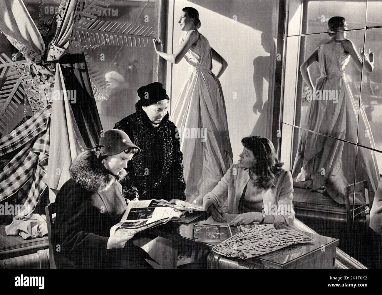 Moda alle masse. Museo: COLLEZIONE PRIVATA. Autore: Emmanuil Evzerikhin. Foto Stock