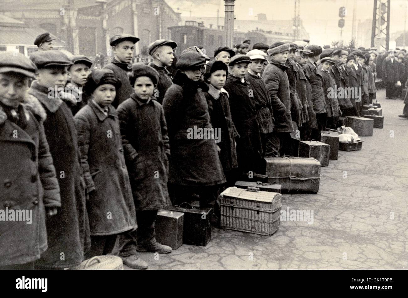 Padri al fronte, figli alle fabbriche! Mosca, 1941. Museo: COLLEZIONE PRIVATA. Autore: Jakov Khalip. Foto Stock