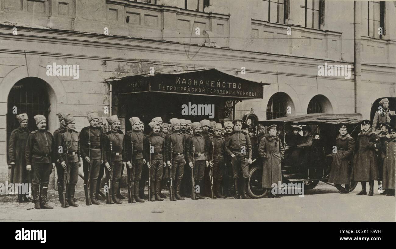 Soldati rivoluzionari che sorvegliano la Banca di Stato di Pietrogrado. Museo: COLLEZIONE PRIVATA. Autore: ANONIMO. Foto Stock