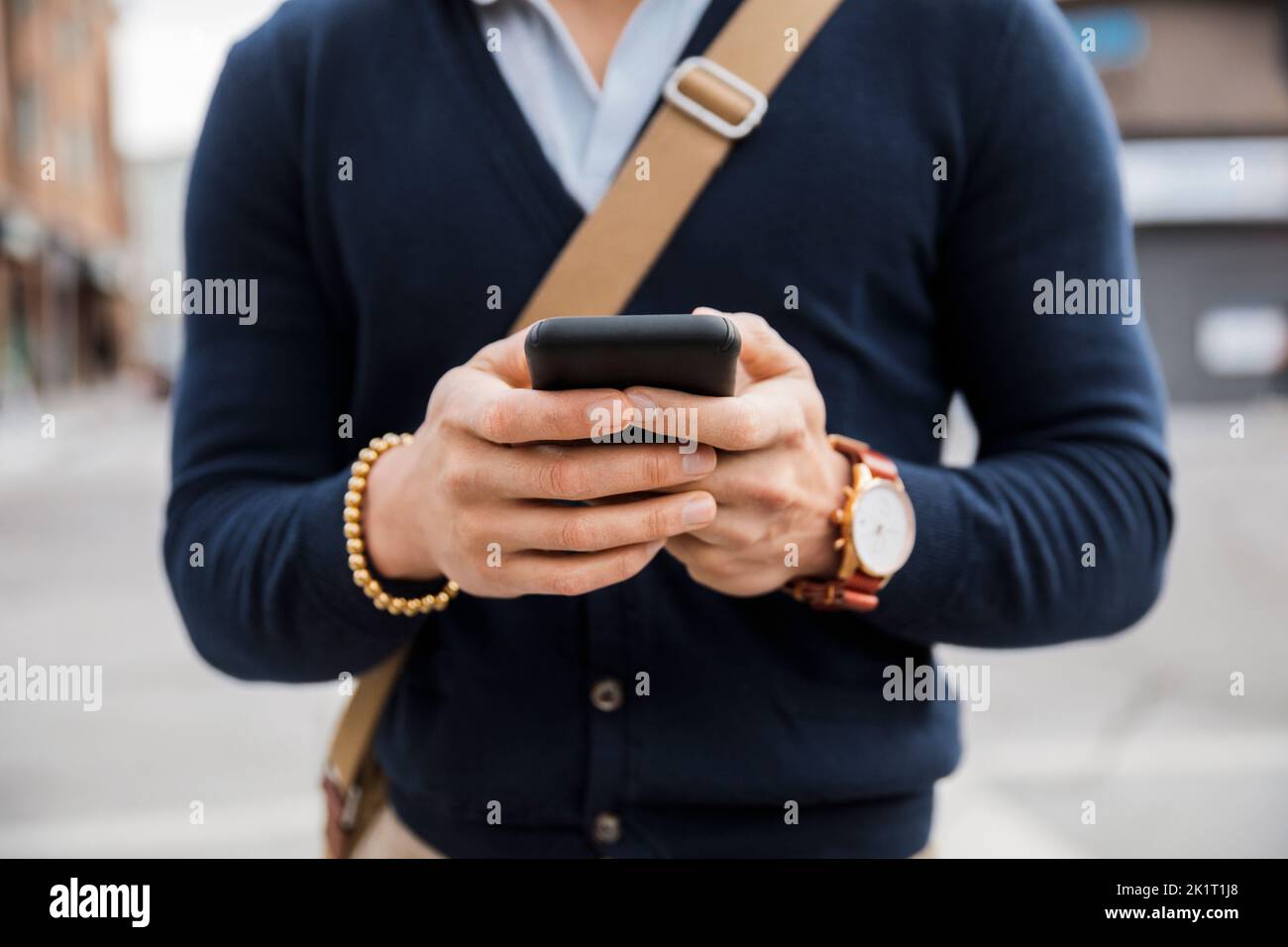 Close up imprenditore utilizzando smart phone Foto Stock