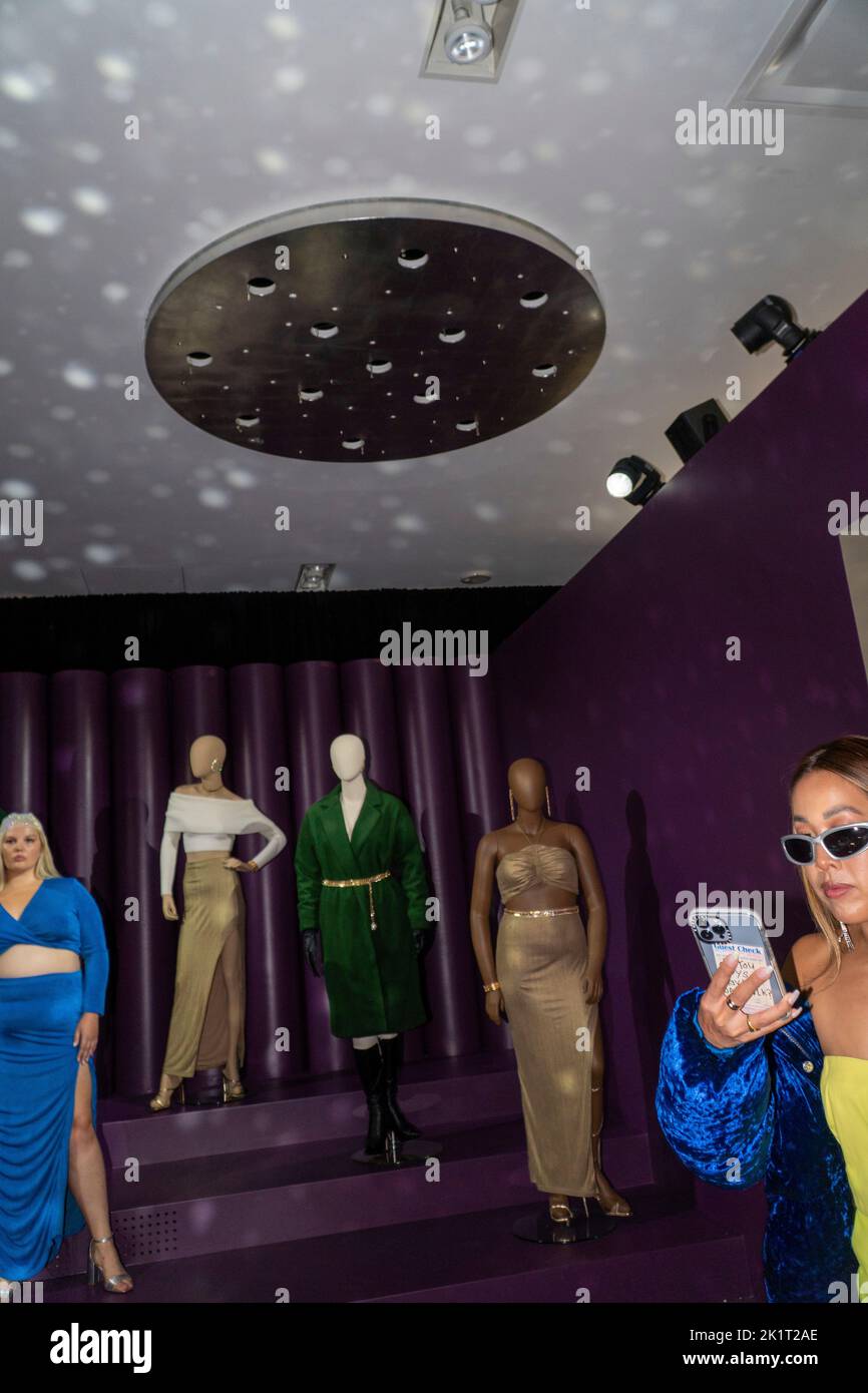 New York, NY, Stati Uniti. 8th Set, 2022. Le ultime notizie moda, bellezza, stile celebrità e cultura. IMG è una filiale di Endeavor, una società di contenuti globali, leader nel settore della moda, degli eventi e dei media. L'azienda gestisce icone di moda, possiede e gestisce eventi dal vivo ed è un produttore di media di intrattenimento. (Credit Image: © John Marshall Mantel/ZUMA Press Wire) Foto Stock