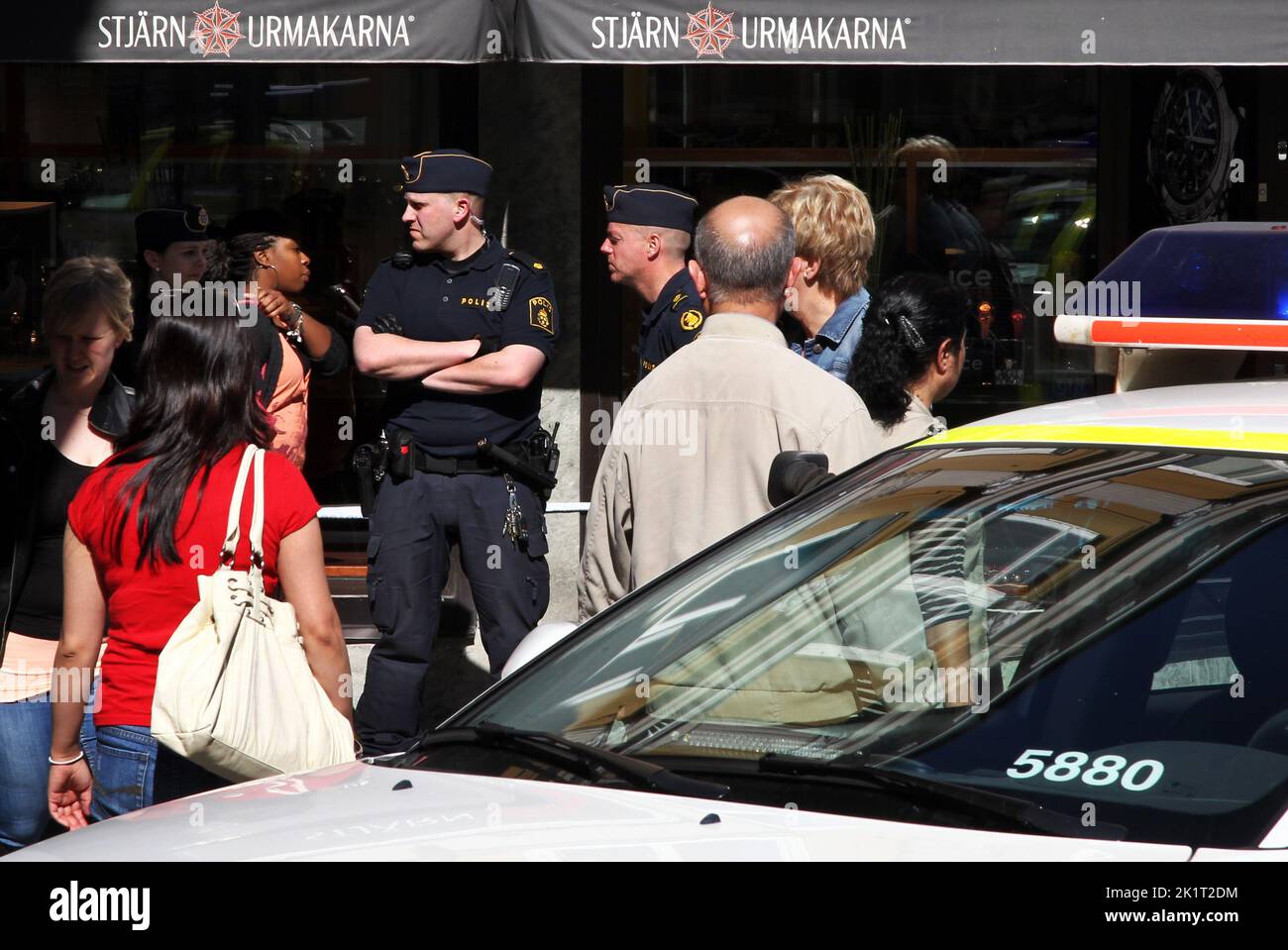 Alle 2 di lunedì, la polizia è stata avvertita che un negozio di orologi era stato sottoposto a rapina armata. Foto Stock