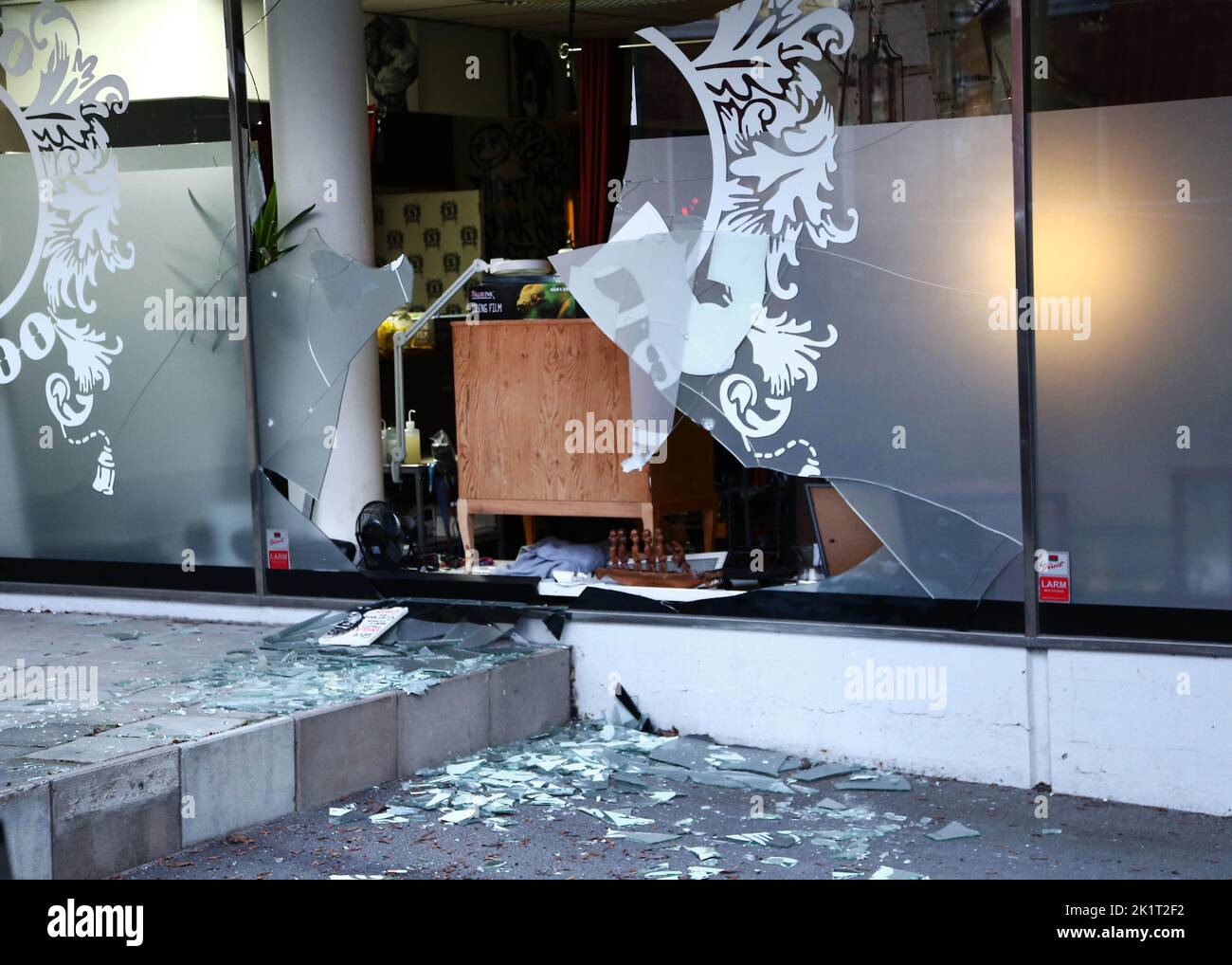 Alle 02:25 di giovedì sera, la polizia è stata avvertita nella parte centrale di Linköping, dove diverse persone hanno segnalato una sparatoria. Quando la polizia arrivò sulla scena, riuscì anche ad accertare che qualcuno aveva sparato in uno studio di tatuaggio. Foto Stock