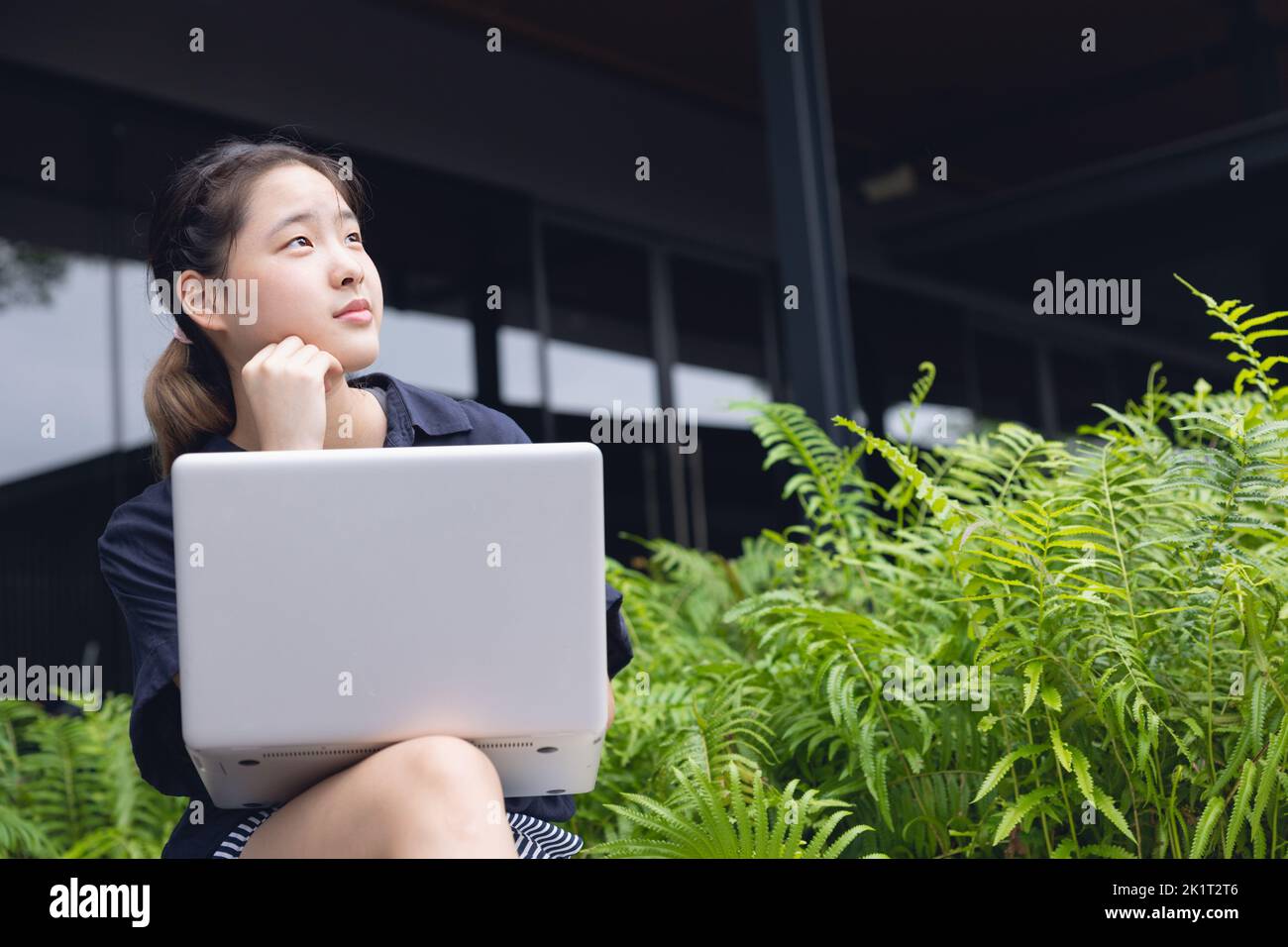 smart orientale asiatico giovane nuova generazione di imprese donne pensiero progetti creativi all'aperto con computer portatile Foto Stock
