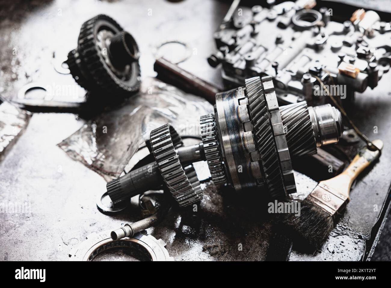 Frizione a ingranaggi ruota dentata modulo di comando cambio vettura vecchia usata servizio di riparazione parti auto in garage. Foto Stock