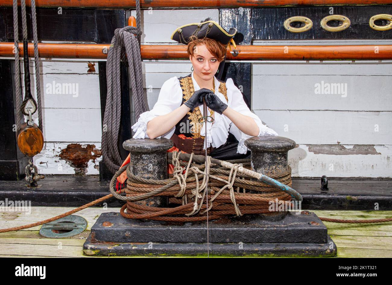 Ashley Wilkinson indossa un costume da pirata cosplay a bordo della RRS Discovery Ship durante una foto a Dundee, Scozia Foto Stock