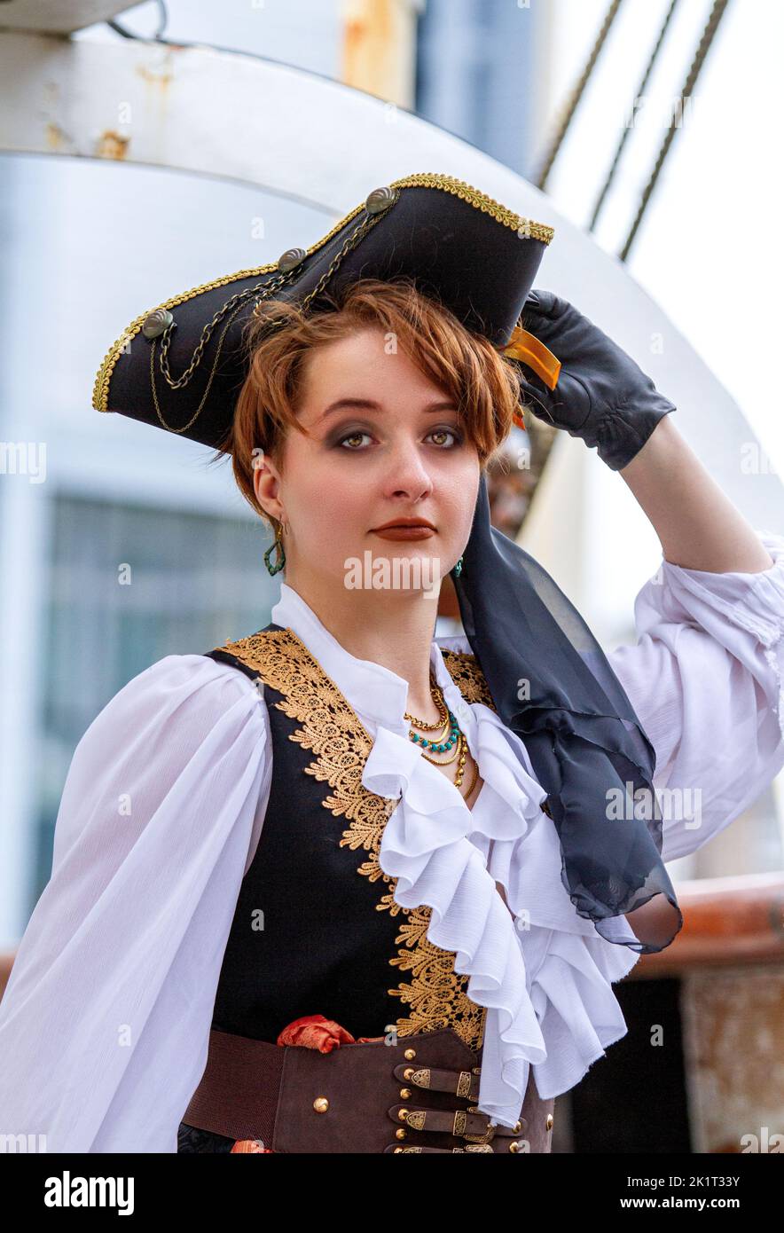 Ashley Wilkinson indossa un costume da pirata cosplay a bordo della RRS Discovery Ship durante una foto a Dundee, Scozia Foto Stock