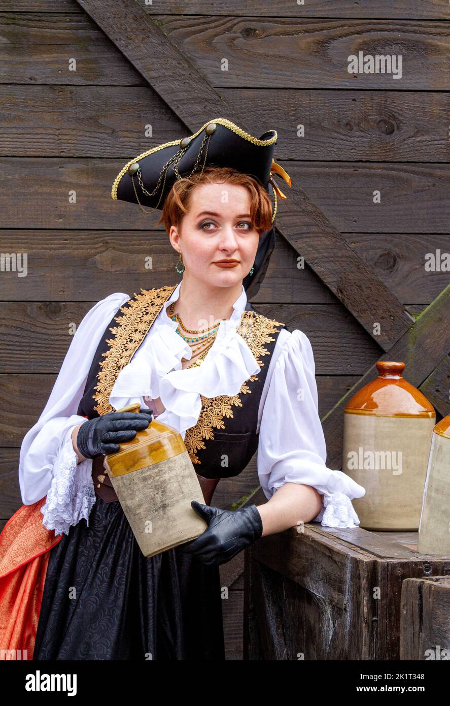 Ashley Wilkinson indossa un costume da pirata cosplay a bordo della RRS Discovery Ship durante una foto a Dundee, Scozia Foto Stock