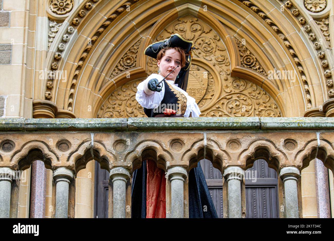 Ashley Wilkinson indossa un costume da pirata cosplay accanto alle Gallerie d'Arte McManus durante un servizio fotografico a Dundee, Scozia Foto Stock