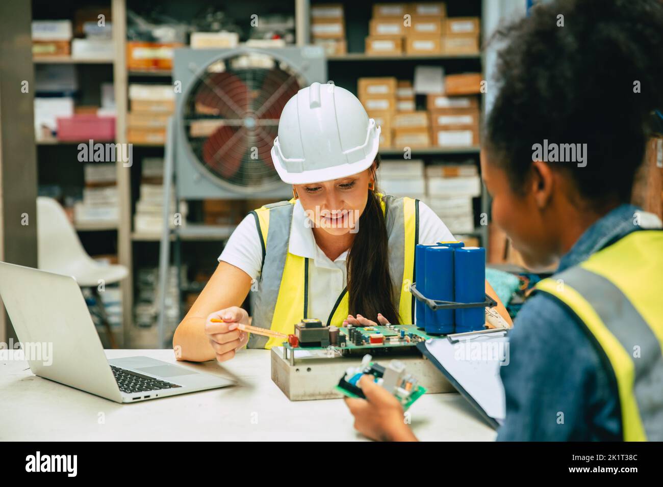 scheda di circuito elettrico ingegnere team check servizio riparazione macchina controller. scheda madre fabbrica designer donne. Foto Stock