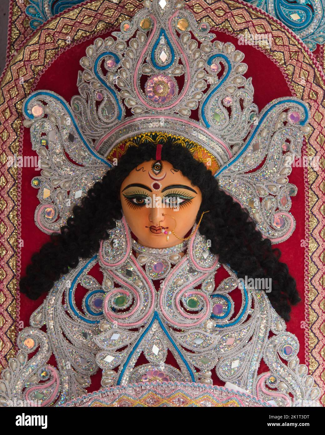 Idolo decorato della dea Indù Durga. Primo piano, messa a fuoco selettiva. Foto Stock