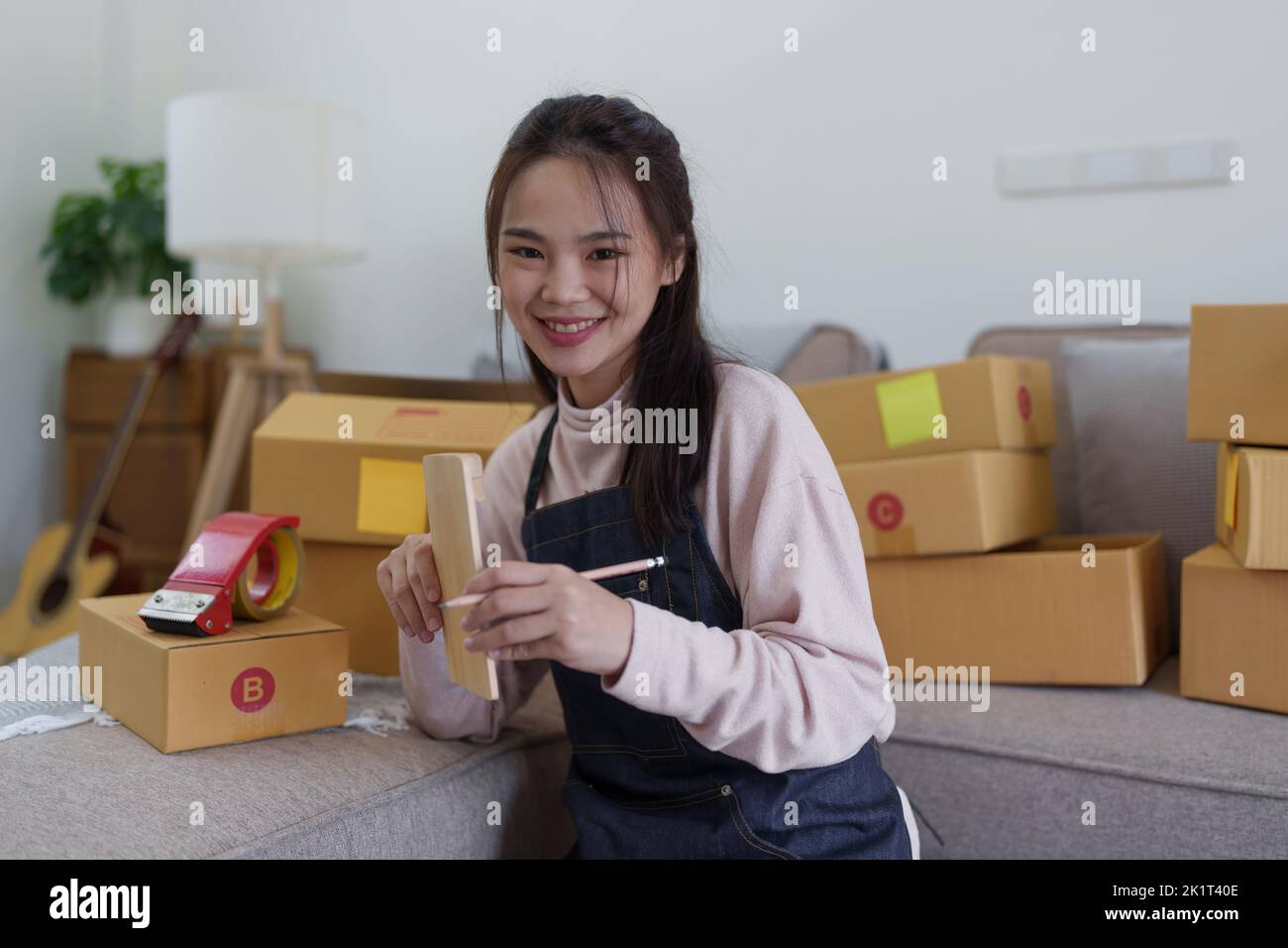 Donna asiatica d'affari PMI che lavora a casa. Concetto di shopping online Foto Stock