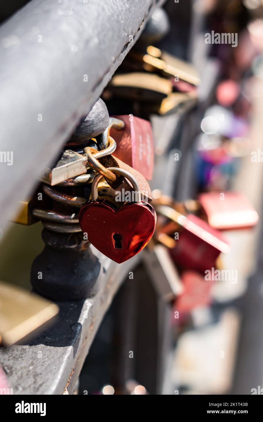 Un paio di serrature d'amore attaccato alla ringhiera di un ponte nel porto di Amburgo Foto Stock