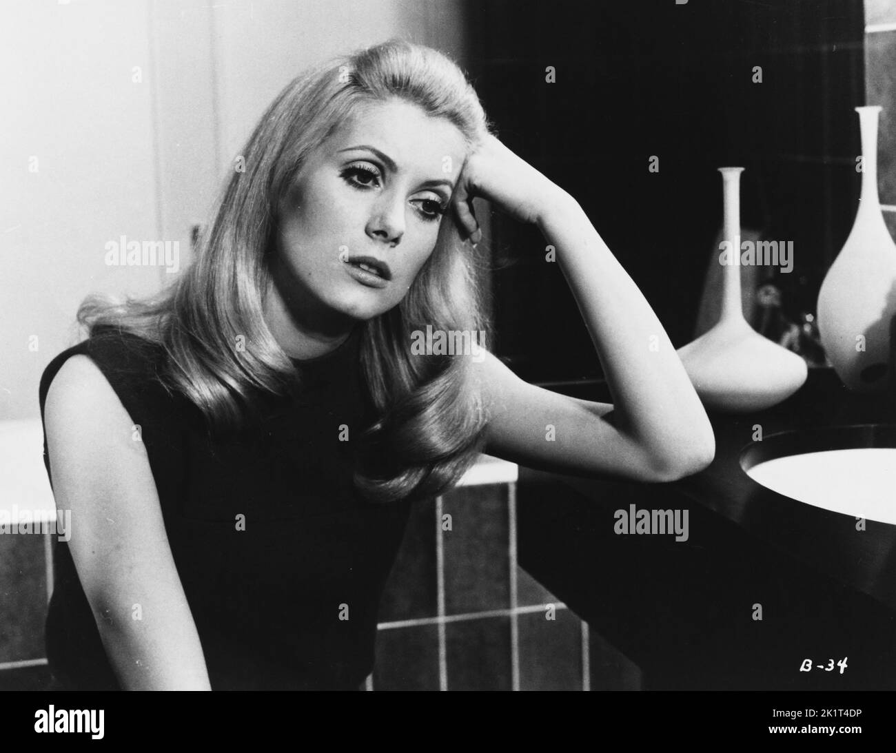 CATHERINE DENEUVE in BELLE DE JOUR (1967), regia di LUIS Buñuel. Credit: PARIS FILM/FIVE FILM/Album Foto Stock