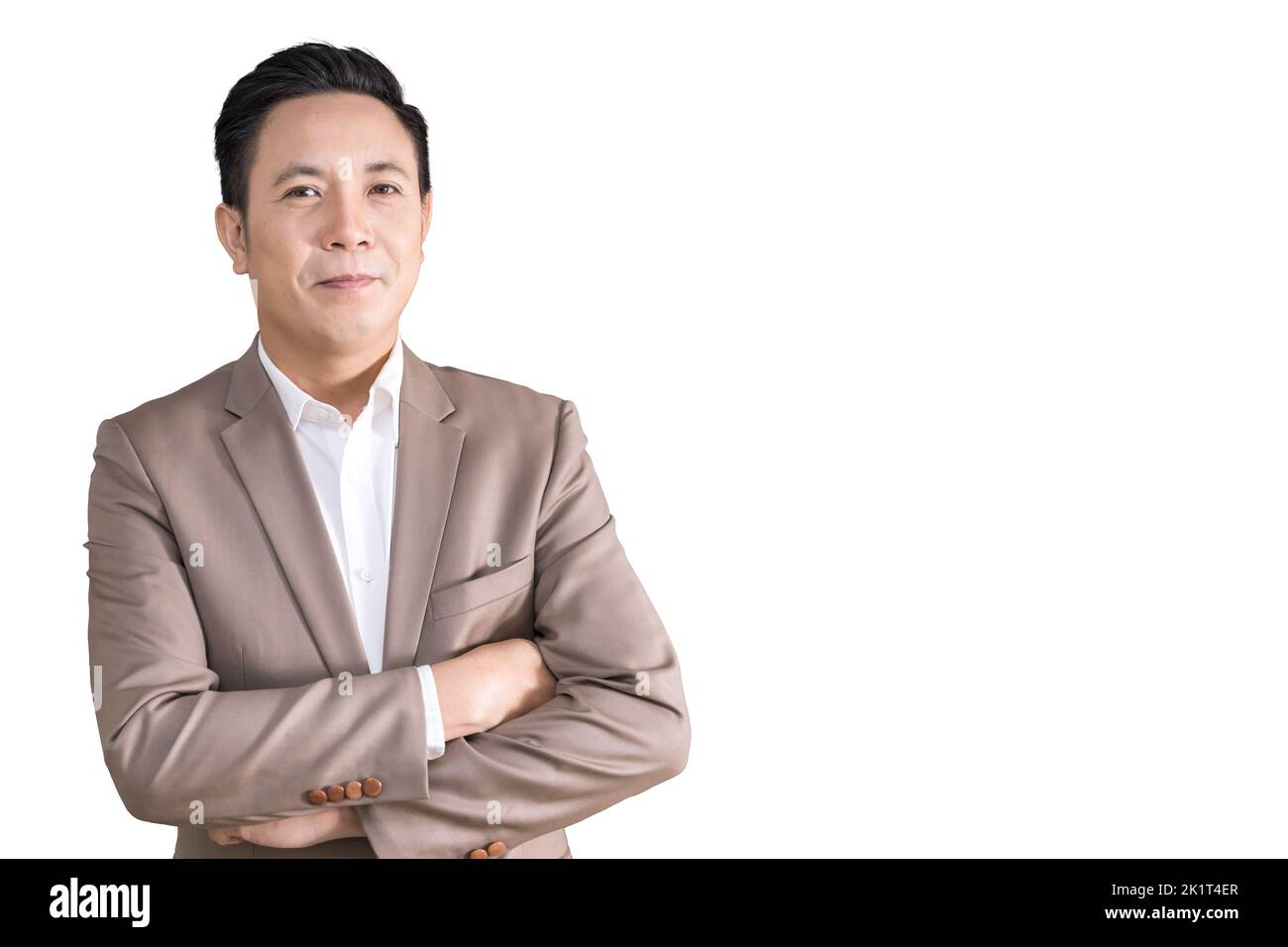 Ritratto intelligente uomo d'affari asiatico in piedi sorriso isolato su sfondo bianco con ritaglio percorso Foto Stock