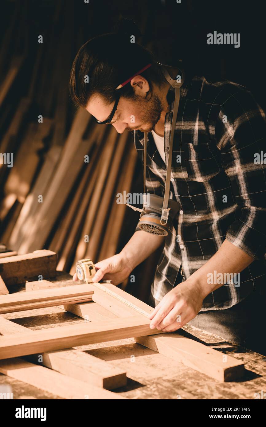 Professionista uomo falegname autentico artigiano lavoratore di legno. Joiner o costruttore di mobili casa progetti fai da te maker male.Vertical colpo. Foto Stock