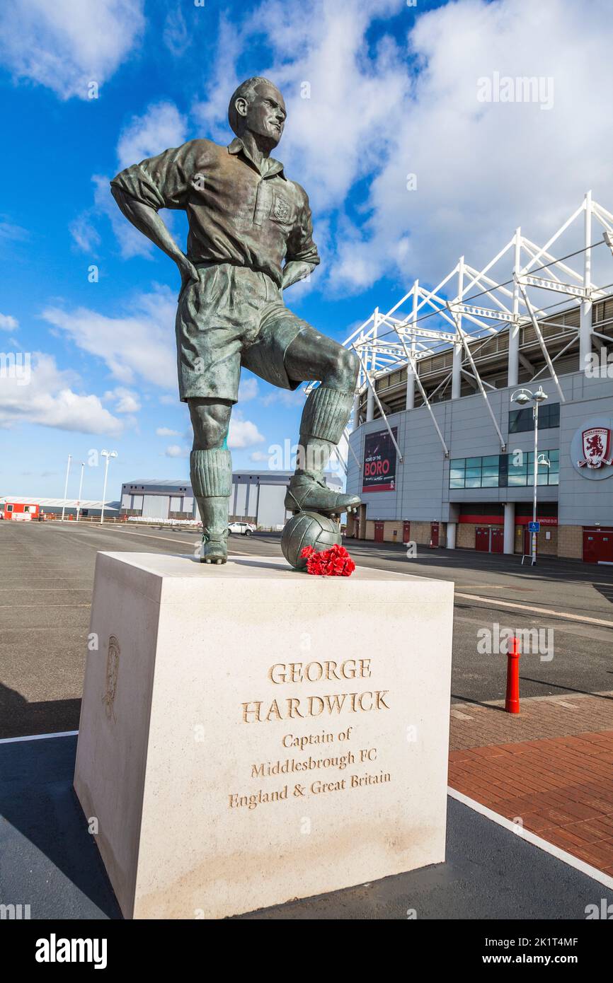 Middlesbrough Football Club,l'Inghilterra,UK con statua di ex giocatore, George Hardwick in primo piano. Foto Stock