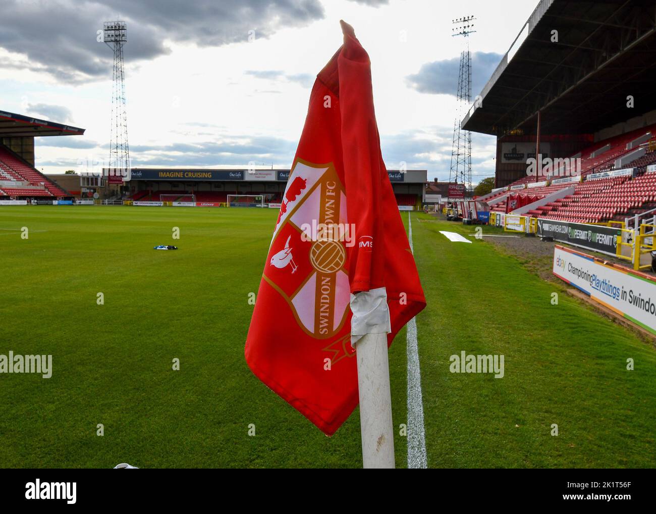 Veduta generale della contea durante la partita del Papa John's Trophy Swindon Town vs Plymouth Argyle a County Ground, Swindon, Regno Unito, 20th settembre 2022 (Foto di Stanley Kasala/News Images) Foto Stock