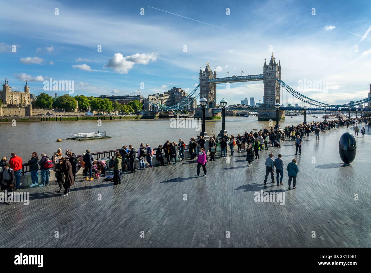 The Queue to SEE Queen Elizabeth II sdraiato-in-state vicino Tower Bridge a Londra, Regno Unito il 18 settembre 2022 Foto Stock