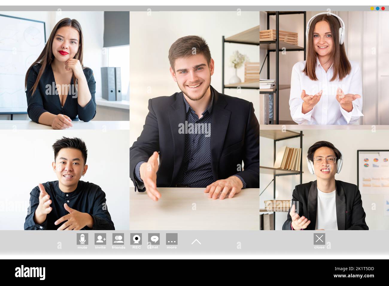 Videochiamata. Riunione remota. Intervista a distanza. Collaborazione online wfh. Ambizioso dipendente maschile saluto allegro diversificato team di business multietnico wi Foto Stock