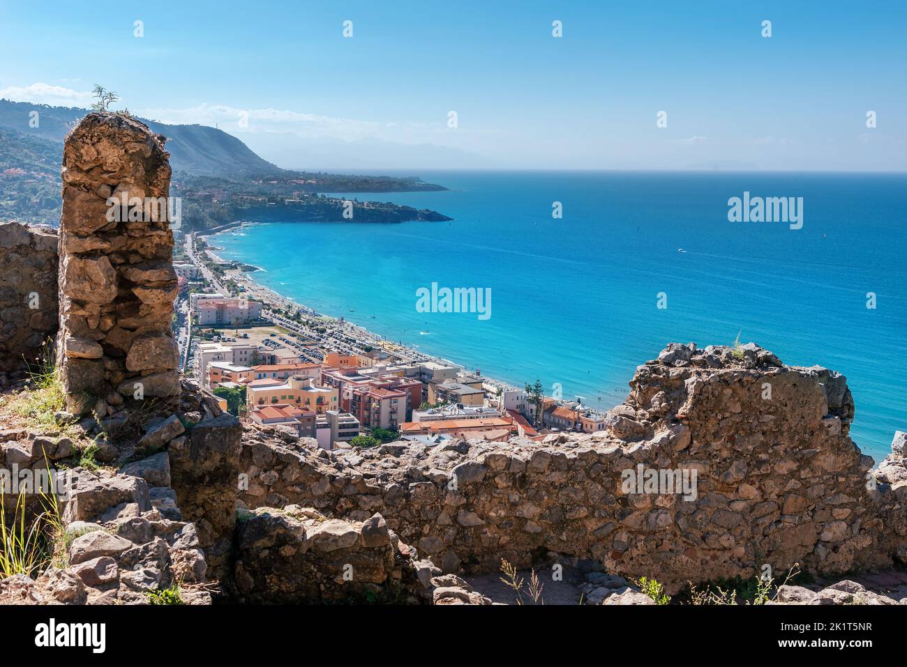 Vista panoramica aerea sul mare e sulla città di Cefalù in estate, sull'isola di Sicilia, Italia Foto Stock