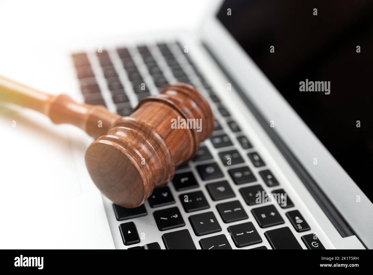 Concetto di cybercriminalità con la Gavel sul laptop. Diritto e giustizia. Foto Stock
