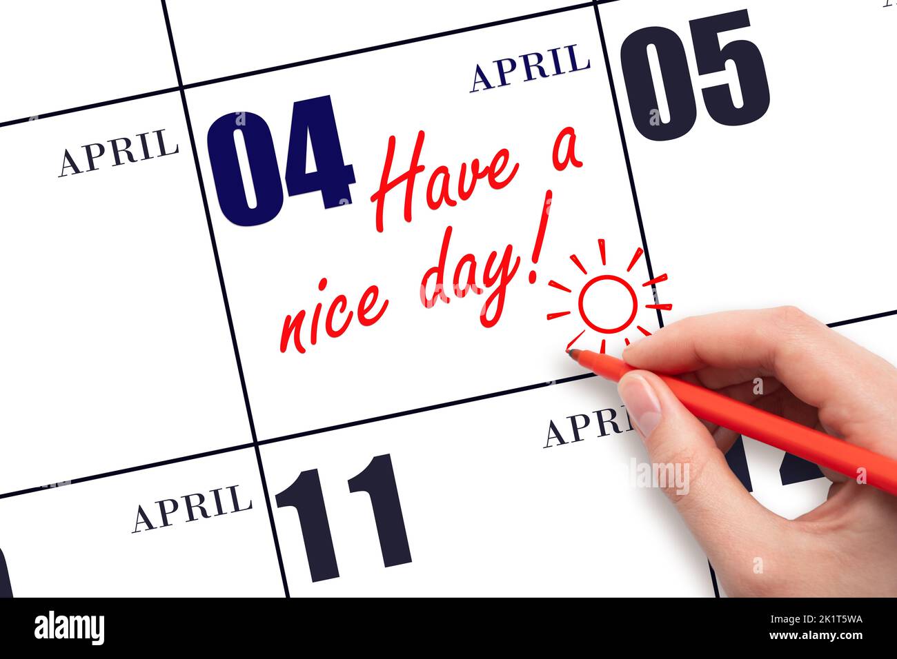 4th° giorno di aprile. La mano che scrive il testo hanno un bel giorno e disegnare il sole sulla data di calendario 4 aprile. Salvare la data. Mese di primavera, giorno del Foto Stock
