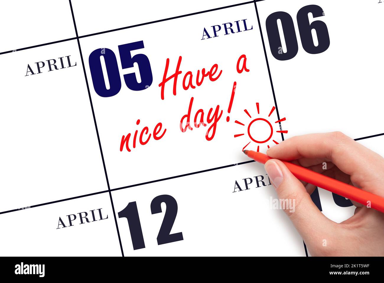 5th° giorno di aprile. La mano che scrive il testo hanno un bel giorno e disegnare il sole sulla data di calendario 5 aprile. Salvare la data. Mese di primavera, giorno del Foto Stock