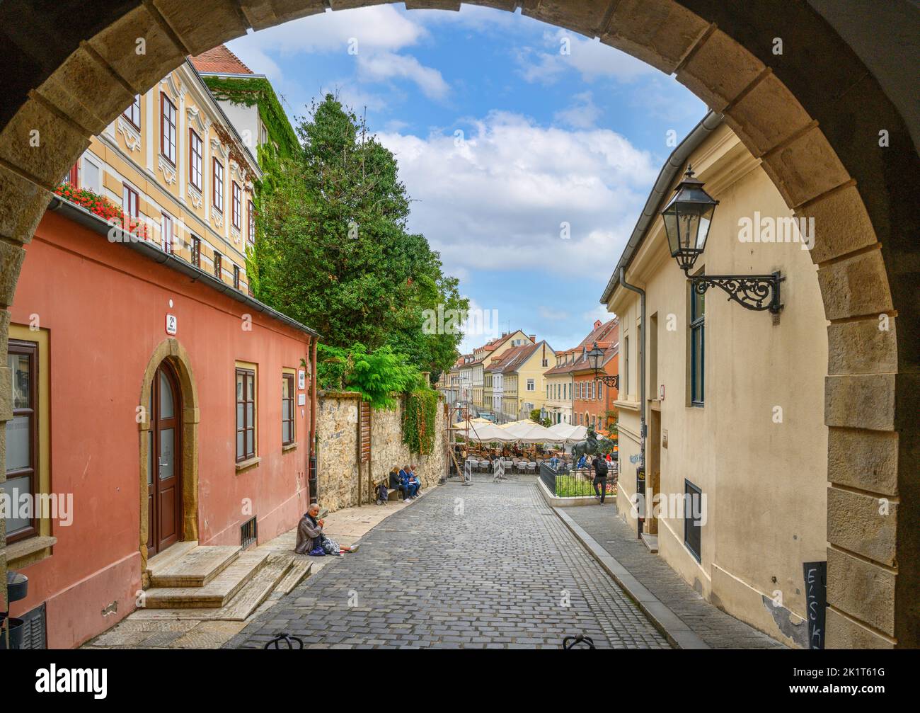 Vista attraverso la porta di pietra (Kamenita vrata) giù Kamenita Ulica nella città vecchia, Zagabria, Croazia Foto Stock