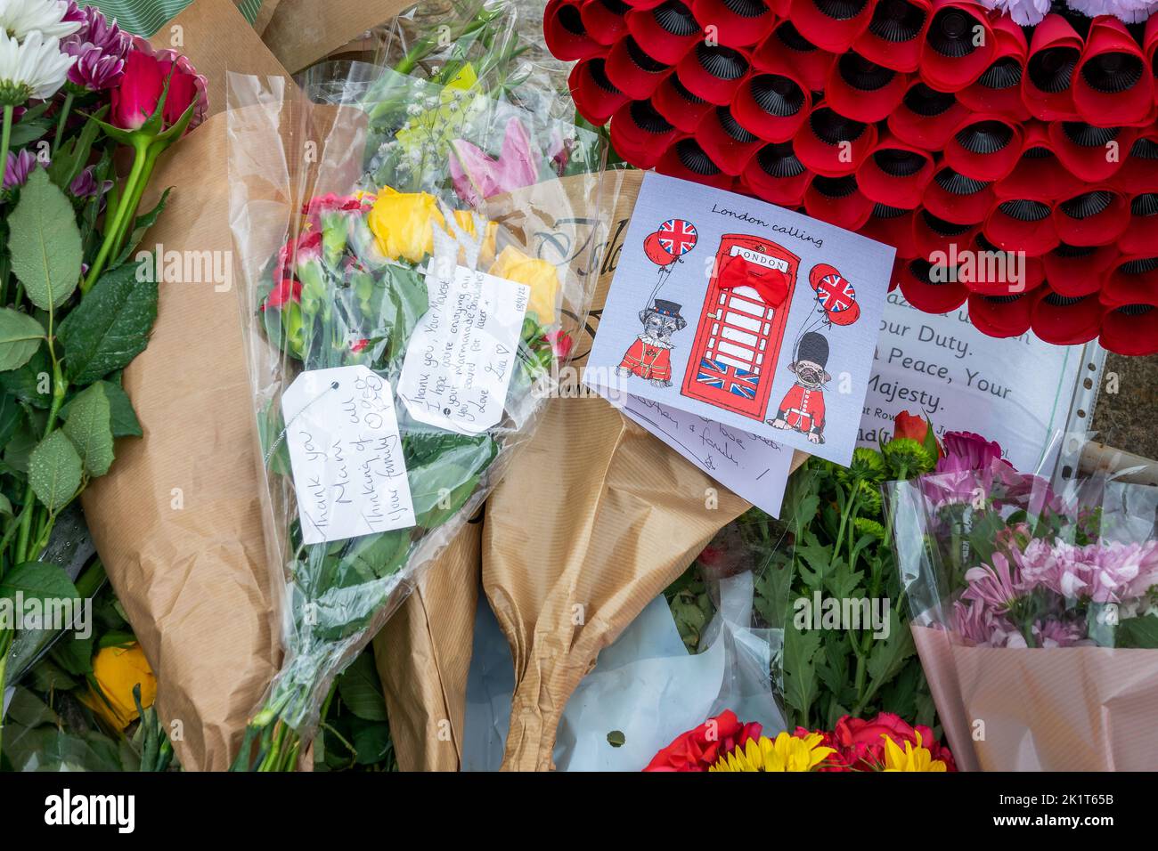Tributi floreali e note personali in memoria della Regina Elisabetta , il September18, 2022 a Londra, Regno Unito Foto Stock