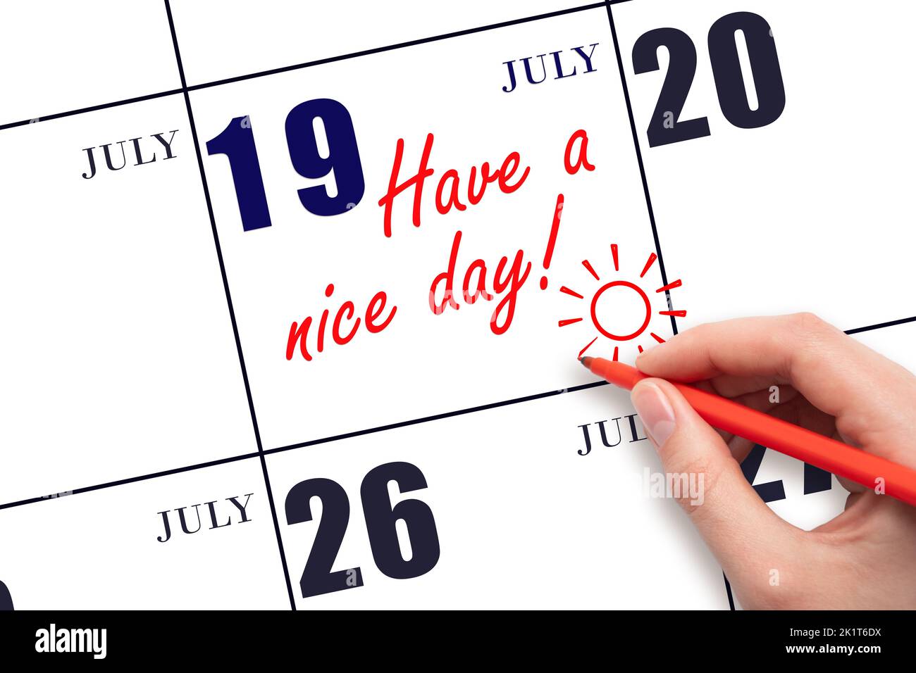 19th° giorno di luglio. La mano che scrive il testo hanno un bel giorno e disegnare il sole sulla data di calendario 19 luglio. Salvare la data. Mese estivo, giorno del Foto Stock
