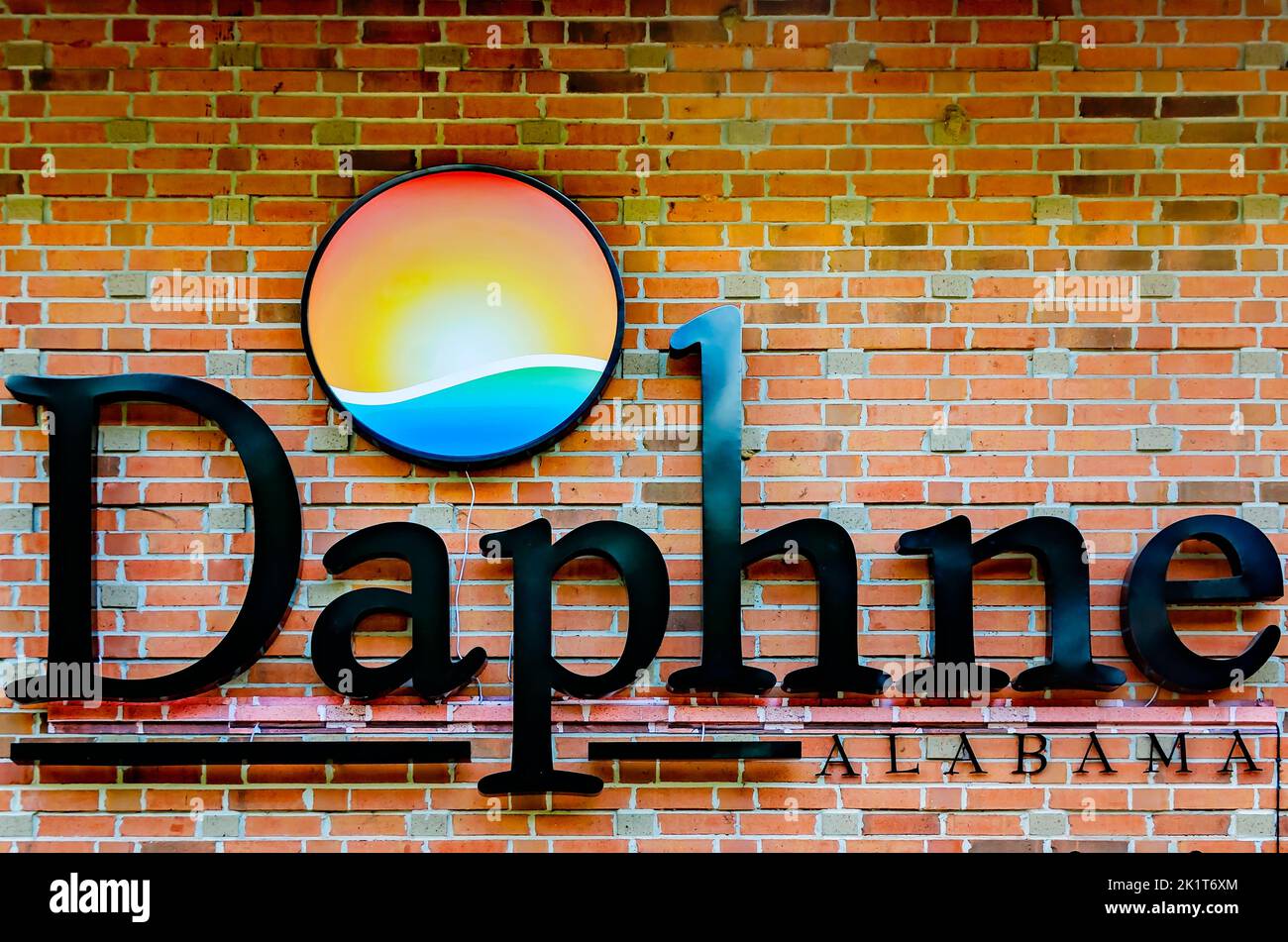 Un segno fa pubblicità alla città di Daphne, 8 settembre 2022, in Daphne, Alabama. La città fu incorporata nel 1927. Foto Stock