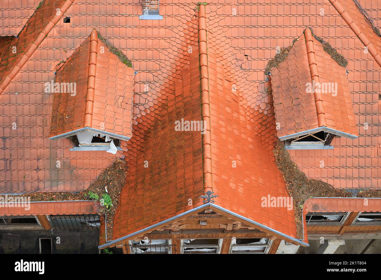 Vista dall'alto di un tetto con una finestra dormitorio Foto Stock