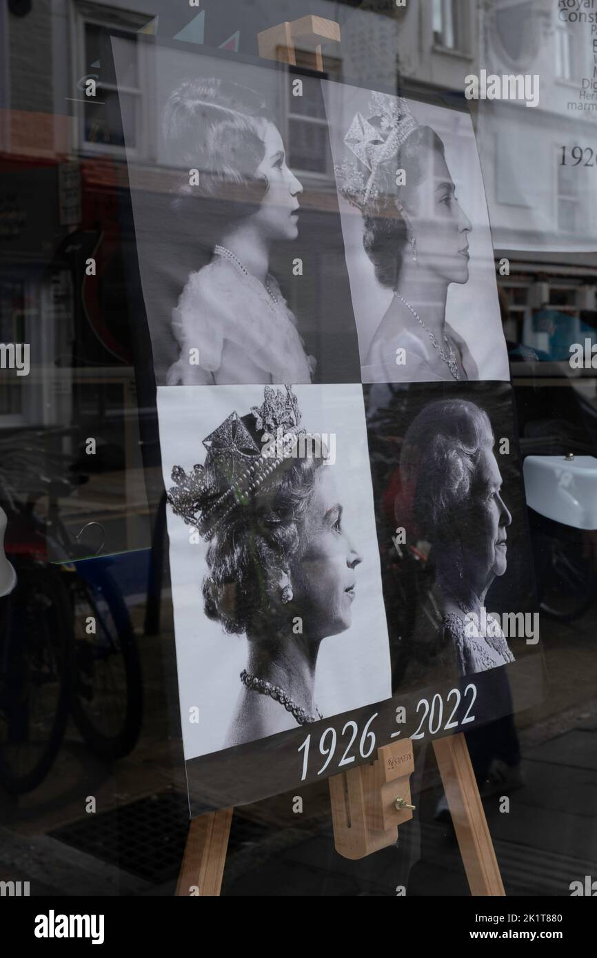 Cavalletto in vetrina con quattro ritratti in bianco e nero della regina Elisabetta II in memoria della sua morte avvenuta il 8 settembre 2022 Foto Stock