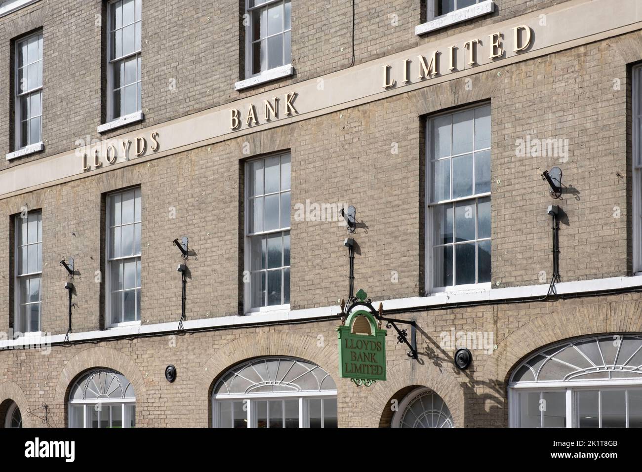 Facciata della Lloyds Bank a Bury Sint Edmunds con tradizionale segno Lloyds Bank. La Lloyds Bank è una delle più grandi banche del Regno Unito Foto Stock