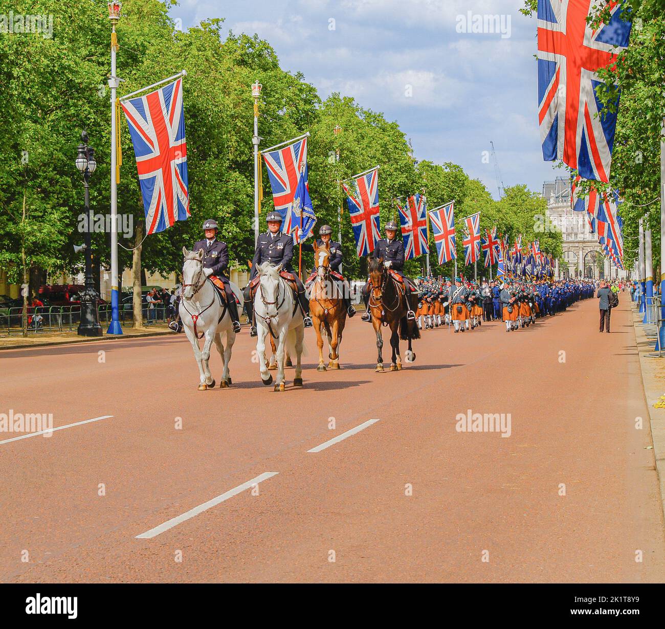 Londra Regno Unito 15 2009 giugno; pompa tipica britannica e cerimonia sui marchers e sui bagpipe del Mall sotto le bandiere del Jack dell'Unione drappeggiato. Foto Stock