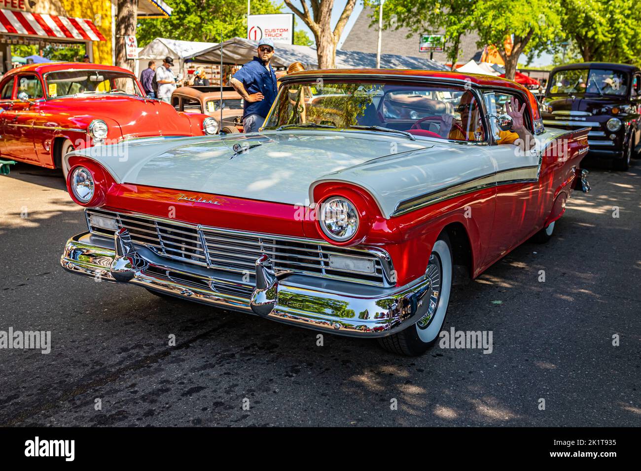 Falcon Heights, Minnesota - 18 giugno 2022: Vista frontale in alto prospettiva di una Ford Fairlane 500 Skyliner Hardtop Coupé del 1957 in occasione di una fiera automobilistica locale. Foto Stock