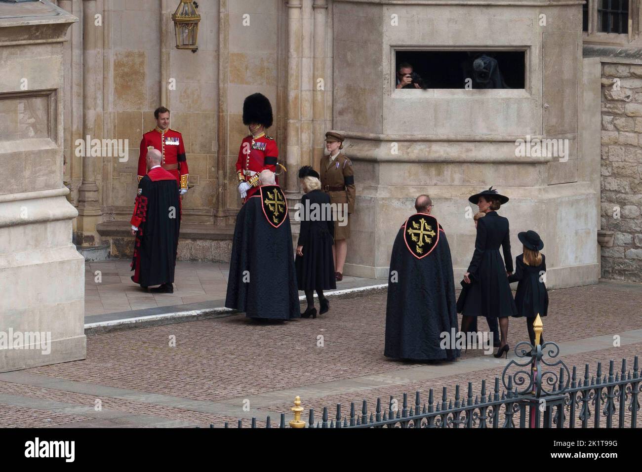 Il funerale della regina Elisabetta 2, Abbazia di Westminster. Camilla The Queens Consort e la principessa di Kate del Galles arrivano all'Abbazia di Westminster con il Principe George e la principessa Charlotte Foto Stock