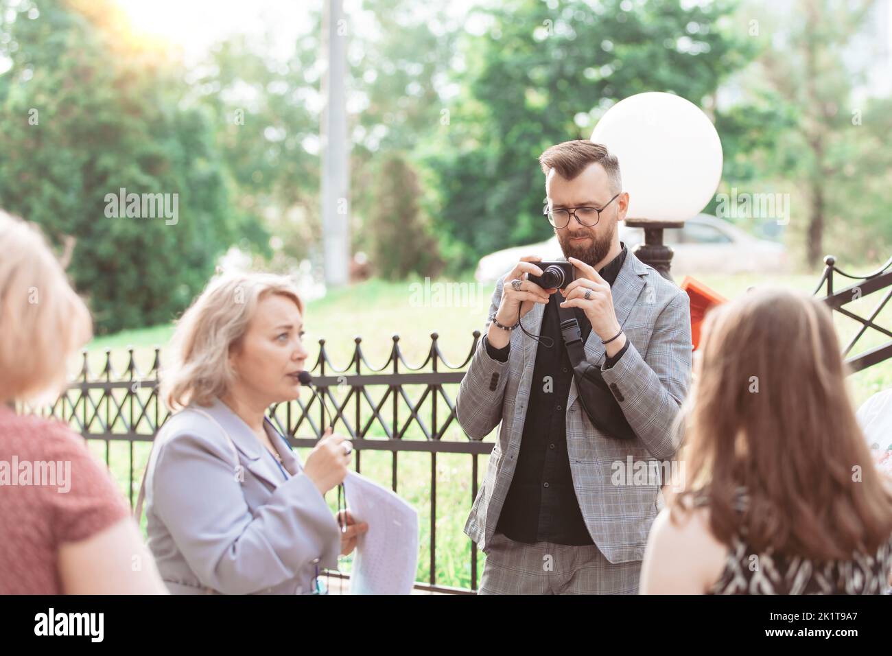 il turista maschile sta guardando una foto sulla sua macchina fotografica. Foto Stock