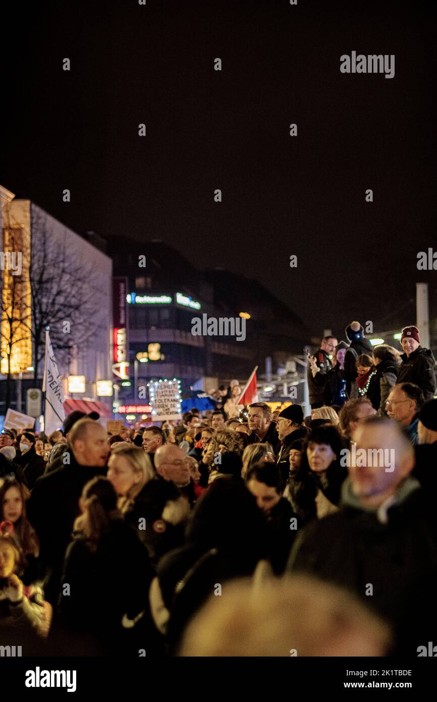 Una folla di persone, manifestazione contro le restrizioni corona a Bielefeld, Germania Foto Stock