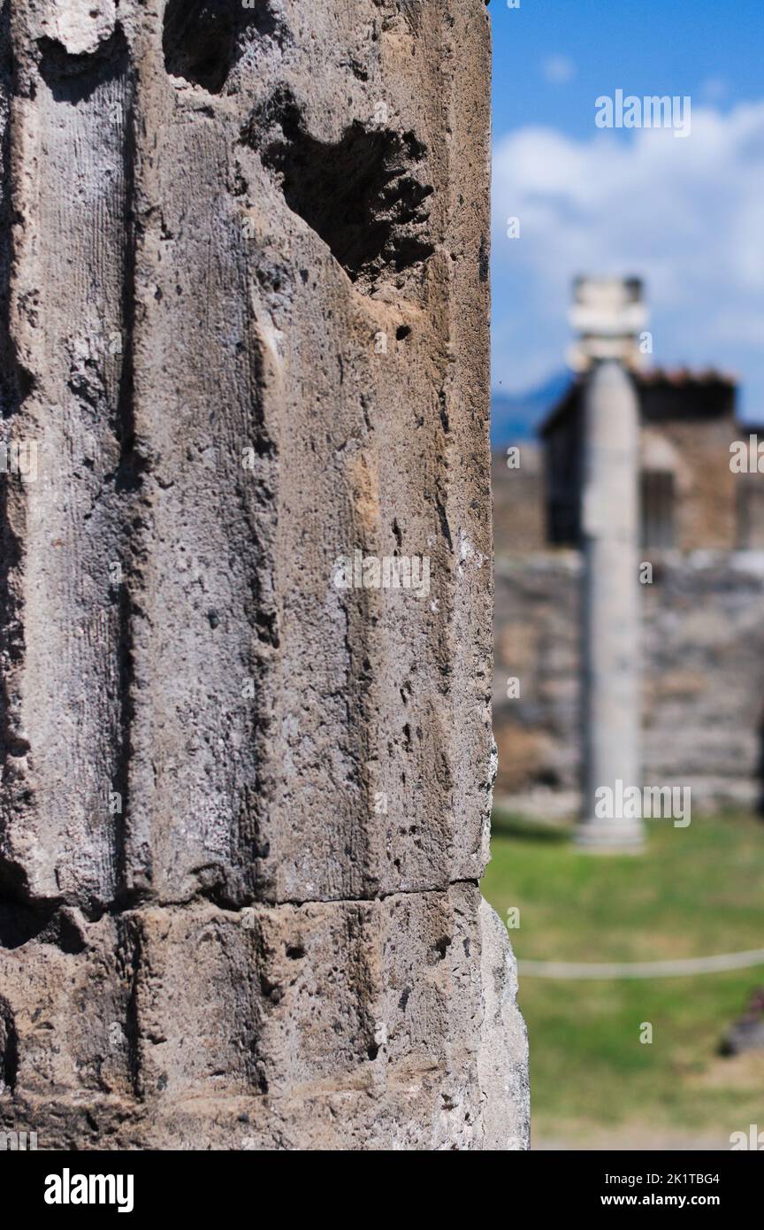 Antica colonna di pietra a Pompei, Italia. Foto Stock