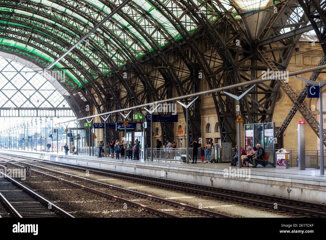 Dresda, Germania, luglio 31. I passeggeri aspettano un treno sulla piattaforma della stazione ferroviaria centrale nella città di Dresda il 31 luglio 2022. Foto Stock
